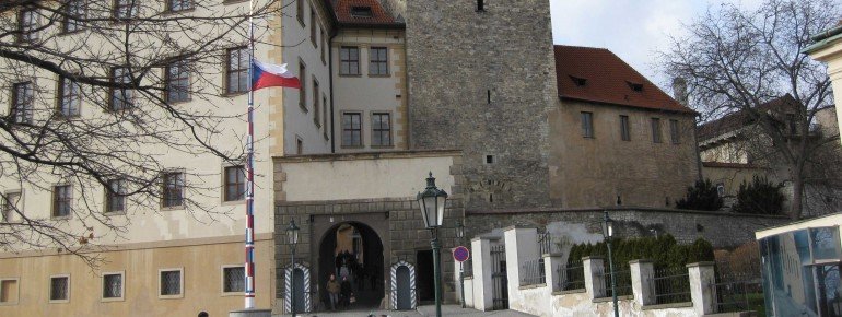 Gleich hinter diesem Eingang zur Burg befindet sich rechterhand das Goldene Gässchen.