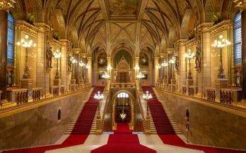 Das prunkvolle Treppenhaus im Inneren des Parlamentsgebäudes beeindruckt mit goldenen Verzierungen, roten Teppichen und neogotischem Dekor