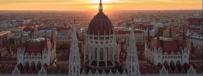 Das ungarische Parlament bei Sonnenuntergang.
