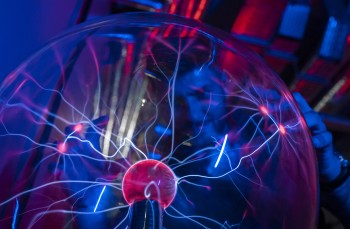 Bei der Plasmakugel, die von Nikola Tesla erfunden wurde, können elektrische Entladungen beobachtet werden.