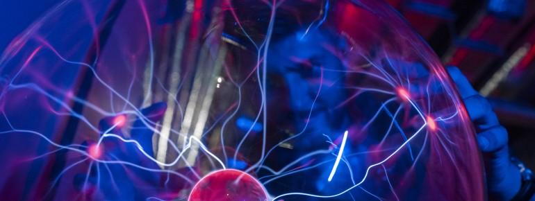 Bei der Plasmakugel, die von Nikola Tesla erfunden wurde, können elektrische Entladungen beobachtet werden.