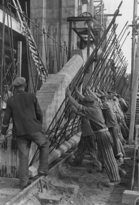 Zwangsarbeiter bei der Montage der Stahlbetonträger