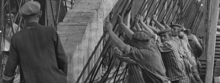 Zwangsarbeiter bei der Montage der Stahlbetonträger