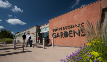 Blick auf den Eingang des Denver Botanic Gardens in Denver, Colorado.