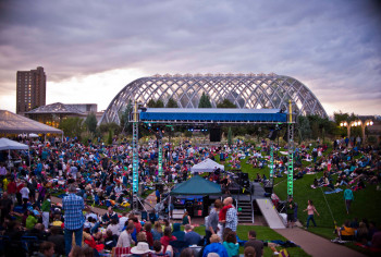 Die Sommerkonzerte der Denver Botanic Gardens erfreuen sich größter Beliebtheit bei Einheimischen Denvers und Besuchern.