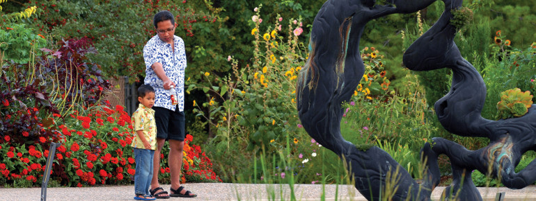 Lädt zum Verweilen ein: Vater und Sohn verbringen einen Nachmittag in den Denver Botanic Gardens.