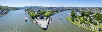 Das Panoramabild zeigt den Zusammenfluss von Rhein und Mosel am Deutschen Eck.