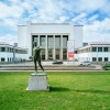 Blick auf den Museumsvorplatz mit Ballwerfer-Statue.