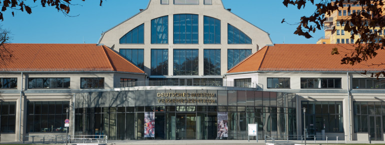 Der Haupteingang des Verkehrszentrums