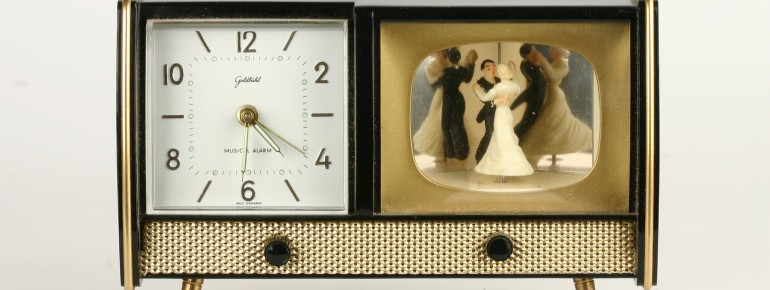 Fernsehwecker mit Spielwerk uas der Zeit um 1960.