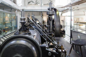 Direkt im Eingangsbereich des Museums steht diese große Dampfmaschine.