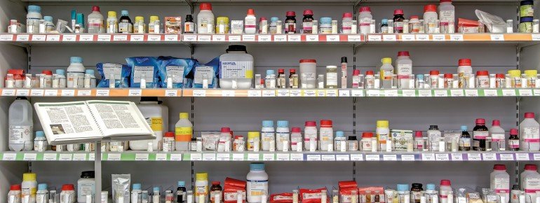 Supermarktregal mit Zusatzstoffen und Erklärungstafel