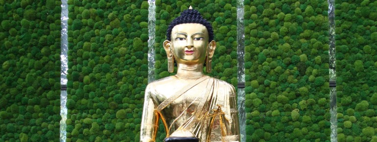Der vergoldete Friedens-Buddha ist ein Geschenk des Dalai Lama.