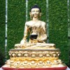 Der vergoldete Friedens-Buddha ist ein Geschenk des Dalai Lama.