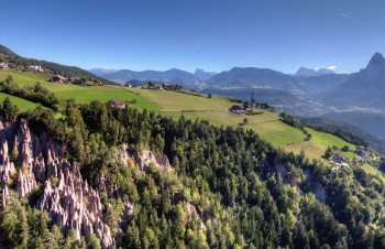 Majestätisch ragen die Pyramiden von Lengmoos aus dem Finsterbachgraben.