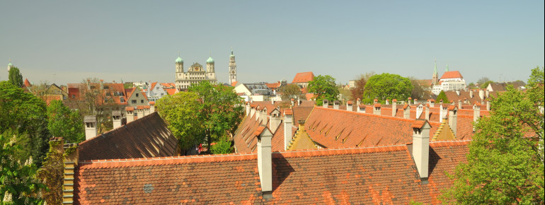 Über den Dächern der Fuggerei hat mein einen wunderbaren Ausblick auf das Augsburger Rathaus.