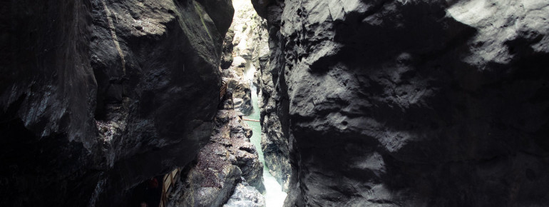 Die Felsen stehen stellenweise so eng und hoch, dass der Himmel nur mehr als kleiner Streifen zu erkennen ist.