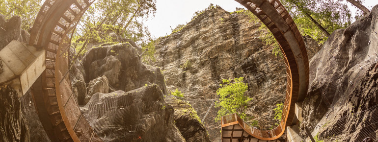 Die Helix-Wendeltreppe ist aus Corten-Stahl gefertigt und ragt 30 Meter in die Tiefe.