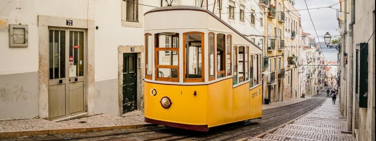 Die Standseilbahnen in Lissabon fahren die Hügel in Lissabon auf und ab.