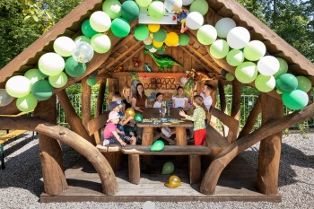 Die Holzhüttenn kann man für private Feiern wie beispielsweise Kindergeburtstage mieten.