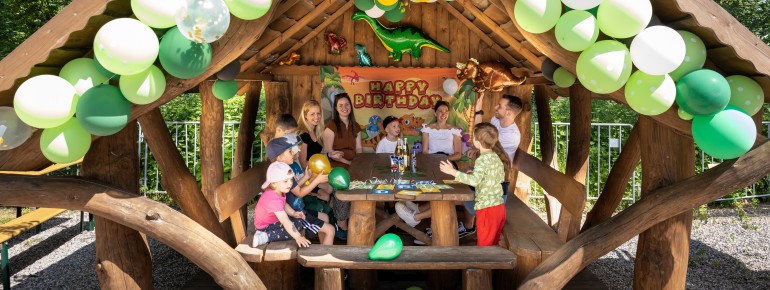 Die Holzhüttenn kann man für private Feiern wie beispielsweise Kindergeburtstage mieten.