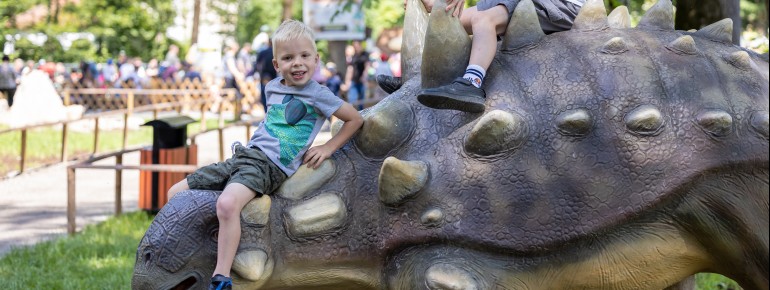 Die lebensgroßen Dinosaurierer laden zum klettern und kraxeln ein.