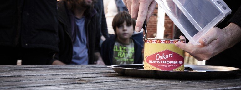 Regelmäßig wird die Fischkonserve Surströmming geöffnet. Nase zu und durch.