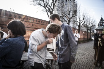 Als Eintrittskarte bekommt man eine Kotztüte. Diese wird nicht selten auch benutzt.