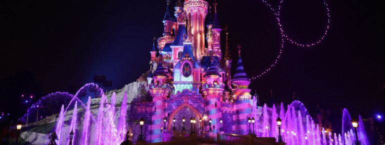 Jeden Abend werden die Attraktionen im Disneyland bunt beleuchtet.