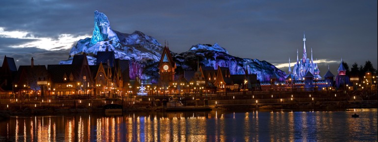 Mit dem 36 Meter hohen Nordberg im Hintergrund erstrahlt die malerische Heimat von Elsa und Anna erstmals in Lebensgröße in Europa.