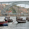Am Douro-Ufer in Vila Nova de Gaia sieht man Boote mit Portwein-Fässern.