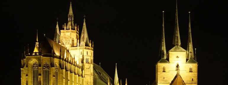 Dom St. Marien und Severikirche bei Nacht