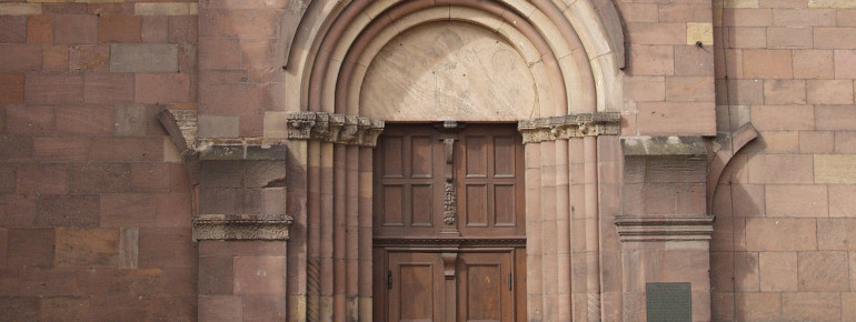 Blick auf einen der Eingänge des Doms.