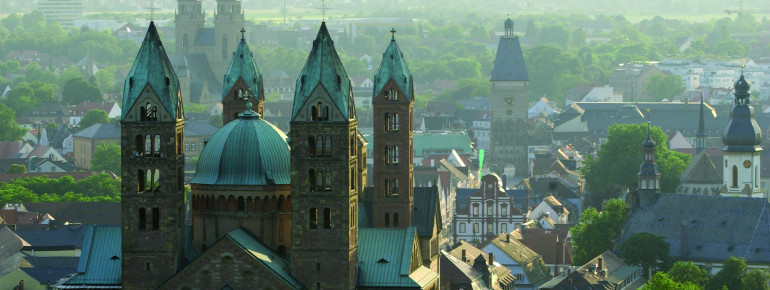 Der Dom in Speyer liegt mitten in der Stadt.