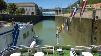Schleusung im Kraftwerk Jochenstein: Für die Weiterfahrt nach Osten muss der Wasserspiel im Kraftwerk um fast 10m gesenkt werden.