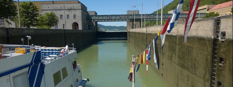 Schleusung im Kraftwerk Jochenstein: Für die Weiterfahrt nach Osten muss der Wasserspiel im Kraftwerk um fast 10m gesenkt werden.