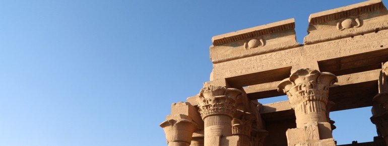 Blick von Außen auf den Tempel