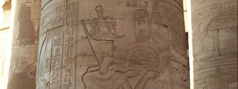 Wie die meisten altägyptischen Tempel verfügt auch die Anlage in Kom Ombo über eine Säulenhalle