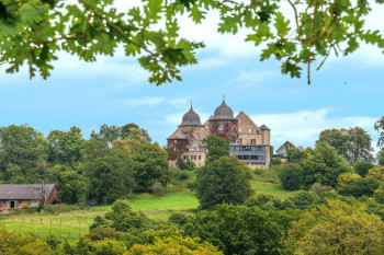 Das Dornröschenschloss ist wie im M&auml;rchen von einem Rosengarten umgeben und liegt inmitten des Reinhardwaldes.