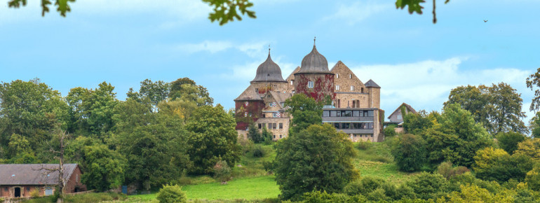 Das Dornröschenschloss ist wie im M&auml;rchen von einem Rosengarten umgeben und liegt inmitten des Reinhardwaldes.