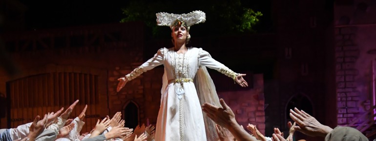 Die Schloßherrin will sich den Drachen opfern!