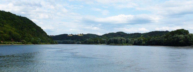 Blick von der Ortspitze auf den Zusammenfluss von Donau und Inn.