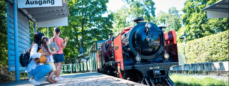 An den Bahnhöfen können die Fahrgäste flexibel ein- und aussteigen – ideal für eine individuelle Entdeckungstour durch den Großen Garten.