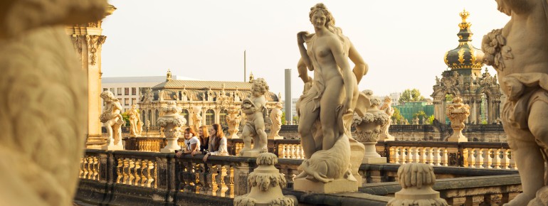 Von der Balustrade aus kann man die Sandstein-Skulpturen sehen.