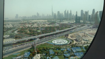 Die Skyline Dubais kann man auch vom Inneren des Gebäudes bestaunen.