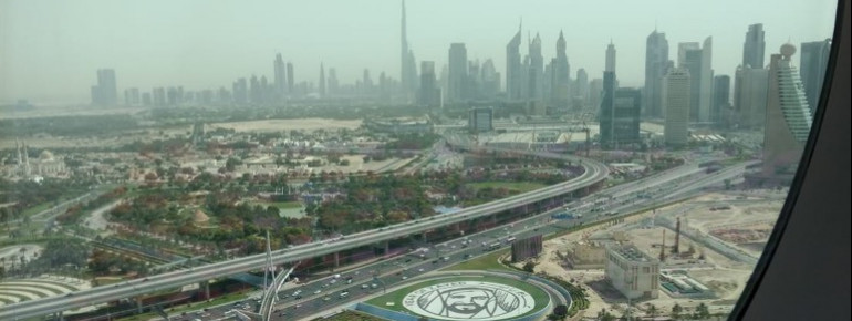 Die Skyline Dubais kann man auch vom Inneren des Gebäudes bestaunen.