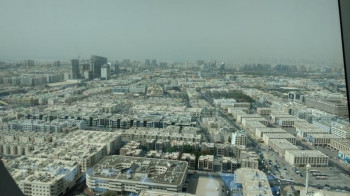 Diese Aussicht über die neuen Gebäude der Wüstenstadt erhältst du von der 153 Meter hohen Aussichtsplattform.