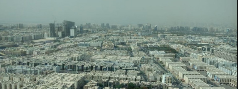 Diese Aussicht über die neuen Gebäude der Wüstenstadt erhältst du von der 153 Meter hohen Aussichtsplattform.