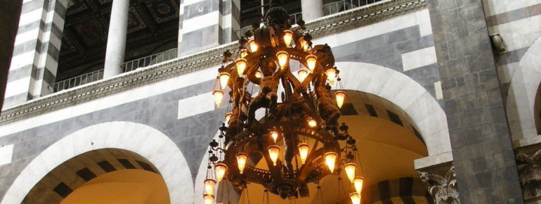 Ein Kronleuchter im Dom