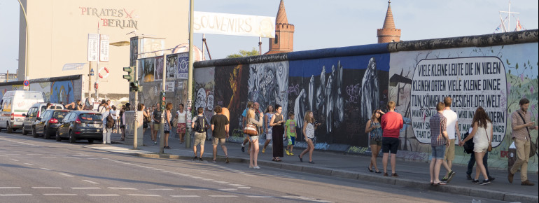 Die Galerie befindet sich am längsten originalen Abschnitt der Berliner Mauer.